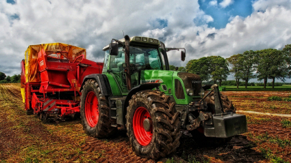 Imagen de un tractor con un mezclador de grano