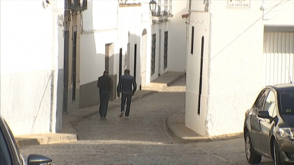 Dos vecinos caminan por las calles desérticas de la localidad
