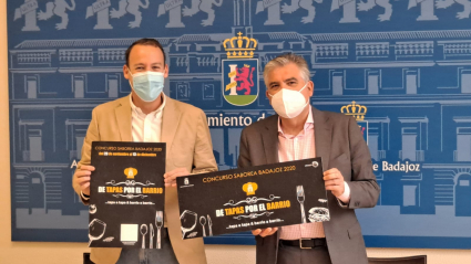 El concejal de Turismo, Jaime Mejías, y Emilio Jiménez, de la Fundación CB, patrocinadores del concurso.