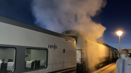 Sale humo de la locomotora averiada
