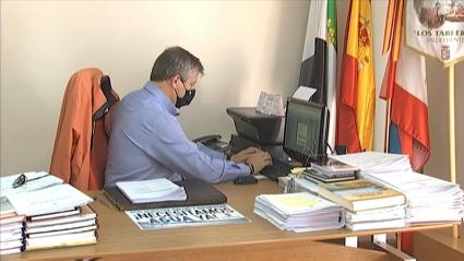 Álvaro Arias en su despacho en el ayuntamiento de Valdefuentes