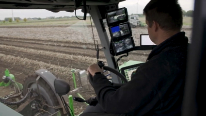 El anticipo de la PAC para esta campaña sube del 50 al 70 por ciento. Un agricultor siembra el campo desde su tractor.