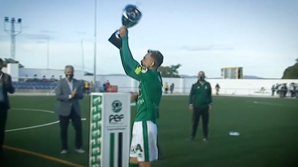 Yoni Gómez, capitán del Moralo, levanta el trofeo regional de la Copa Federación