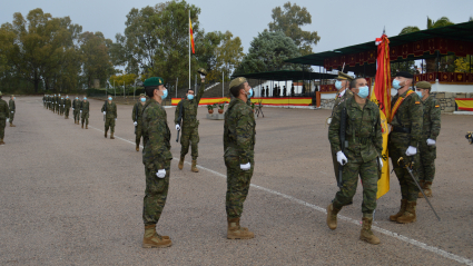 Soldados jurando bandera en el CEFOT de Cáceres
