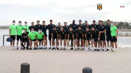 La plantilla del Mérida posa en una foto antes de un entrenamiento esta pretemporada