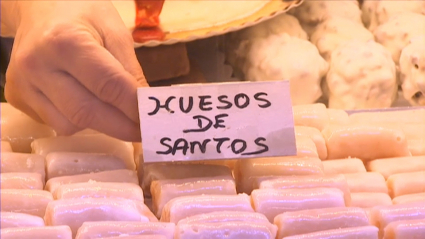 Huesos de Santo en una pastelería de Trujillo