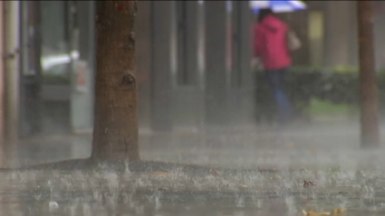 La intensa lluvia golpea las aceras de Cáceres