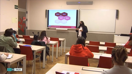 Macarena Donoso, profesora natural de Almendralejo, impartiendo clases a sus alumnos en la Universidad de Nebrija