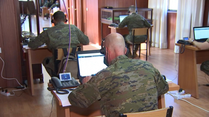 El equipo, formado por 80 militares, realiza los rastreos en tres salas acondicionadas en la Base General Menacho de Bótoa. Militares de la Brigada Extremadura XI con ordenadores y teléfonos en mesas individuales contactan con pacientes de coronavirus.