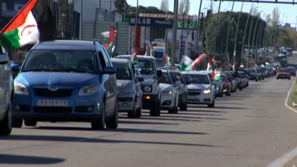 Vehículos recorriendo Mérida durante la Marcha a favor del Pueblo Saharaui