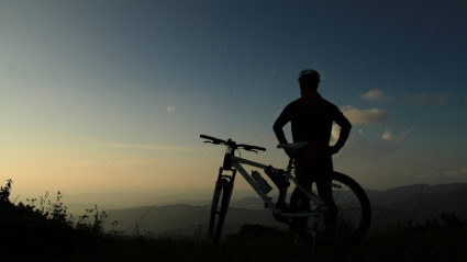 Ciclista mirando al horizonte