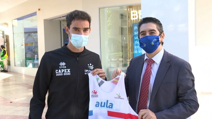 Álvaro Martín Uriol posa con la camiseta del CAPEX junto al presidente del club, Jesús Nieto