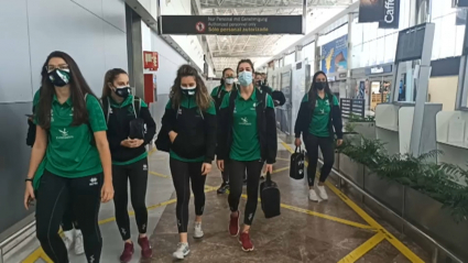 Las jugadoras del Arroyo tras aterrizar en Tenerife