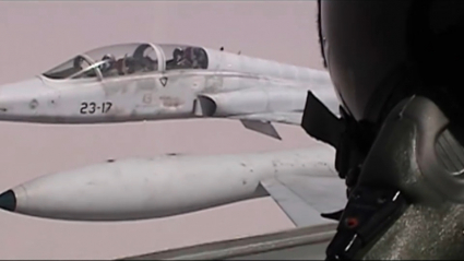 Un piloto de la Base Aérea de Talavera la Real a bordo de un F-5