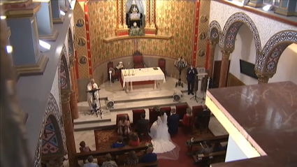 Ceremonia religiosa de matrimonio en una iglesia católica.