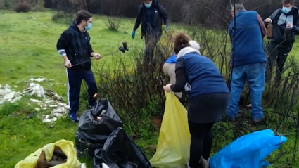 Voluntarios recogen residuos en el río Gévora en Badajoz