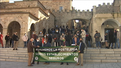 Concentración de hosteleros esta mañana en la Plaza Mayor de Cáceres