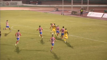 Víctor Pastrana en la acción del gol ante el Don Benito
