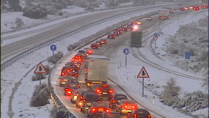 El invierno pasado se realizaron en Extremadura más de 200 actuaciones en la red viaria a causa de condiciones meteorológicas adversas. Caravana de vehículos atascados en una autovía extremeña por una nevada.