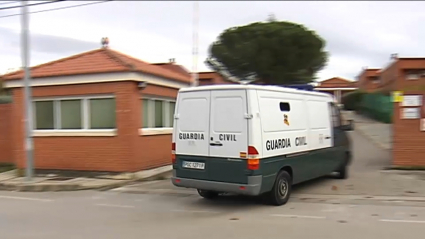 Furgón de la guardia civil que traslada a la prisión de Cáceres a dos de los detenidos