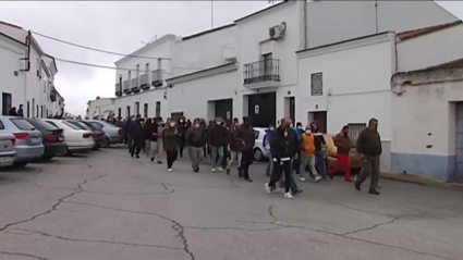 Los vecinos de Fuente de Cantos se echan a la calle para protestar por la ocupación ilegal de varias casas