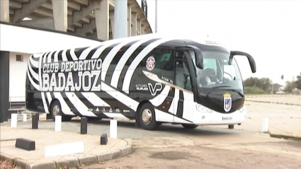 El autobús del CD Badajoz saliendo del Nuevo Vivero rumbo a Talavera