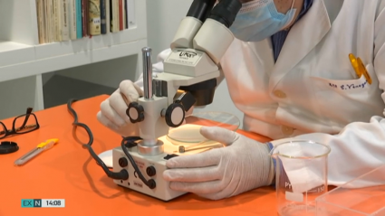 Un farmacéutico analiza los restos de una mascarilla usada 