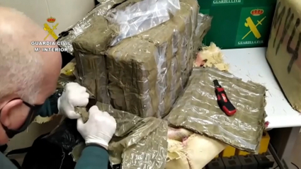 La Guardia Civil se incauta de 66 kg de hachís.