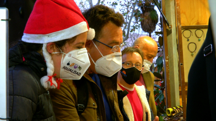 Personas con discapacidad disfrutan de un mercado navideño en pandemia