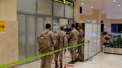 Militares de la Brigada Extremadura XI en el aeropuerto de Badajoz