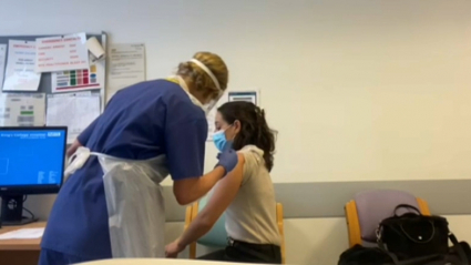Laura Parra, enfermera extremeña vacunándose frente al COVID-19 en Reino Unido