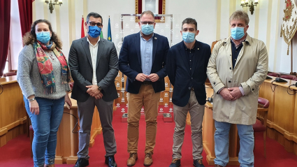 El alcalde de Mérida junto al responsable de Innovación de Aqualia, entre otros
