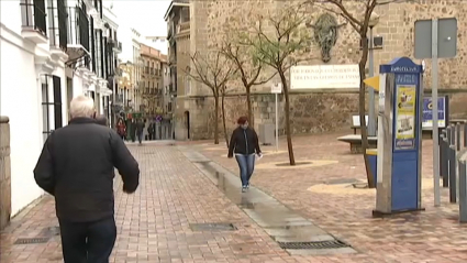 Las pruebas de antígenos empezarían a realizarse a los almendralejenses después ya de este Puente. Varios vecinos de Almendralejo pasean por una céntrica calle peatonal de la localidad.