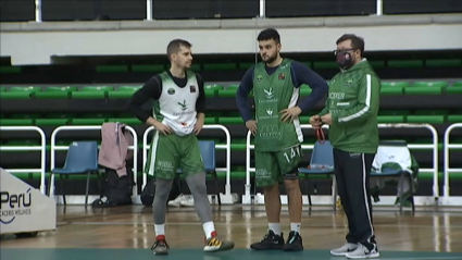 El técnico Roberto Blanco junto a dos de sus jugadores en el entrenamiento de esta mañana