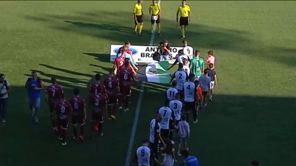 Salida al campo de los jugadores en el derbi Mérida-Badajoz de la campaña 17-18 