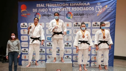 Cristina Cabaña posa en el podium con su medalla de oro en el Campeonato de España