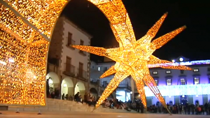 Iluminación navideña de la plaza Mayor de Cáceres.