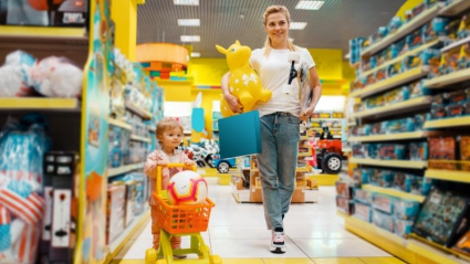 Una mujer y una niña comprando en una juguetería