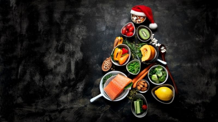 Platos saludables formando un árbol de navidad