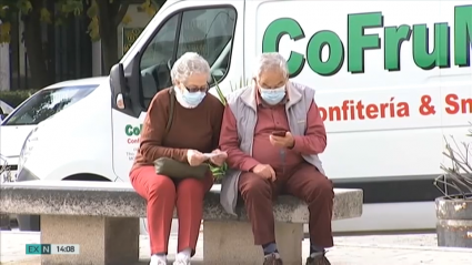 Imagen de una pareja de mayores sentados en un banco