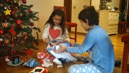 Imagen de niños abriendo sus regalos de Papá Noel