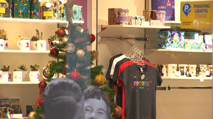 Interior de una tienda decorada con adornos navideños