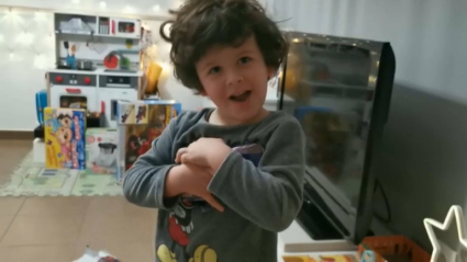 Un niño extremeño abriendo regalos