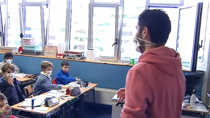 Profesor impartiendo clases en Extremadura