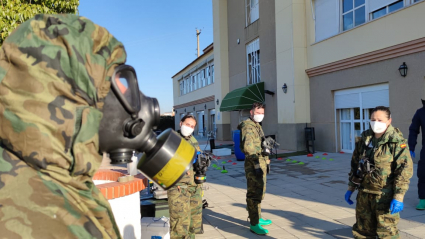 Militar de la Brigada Extremadura XI a las puertas de la residencia "Los Olivos"