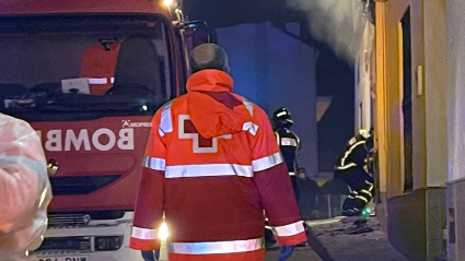 Cruz Roja en un incendio en una vivienda en Calera de León