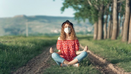 Mujer meditando con mascarilla