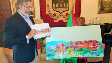 Fernando Pizarro muestra el galardón con el que se reconoce a los premiados en San Fulgencio.