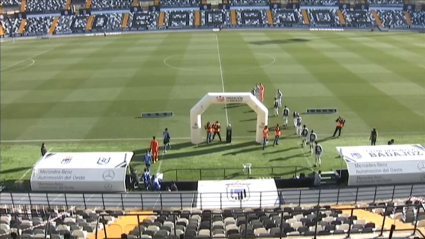 Los jugadores del Badajoz saltando al césped del Estadio Nuevo Vivero