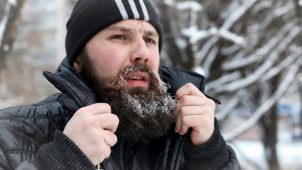 hombre con barba en invierno